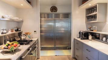 KĂŒhlschrank, Mikrowelle, Ofen, Herdplatte