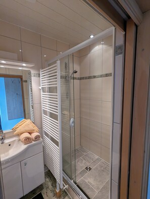 Chambre Double | Salle de bain | SĂšche-cheveux, serviettes fournies, savon, papier toilette