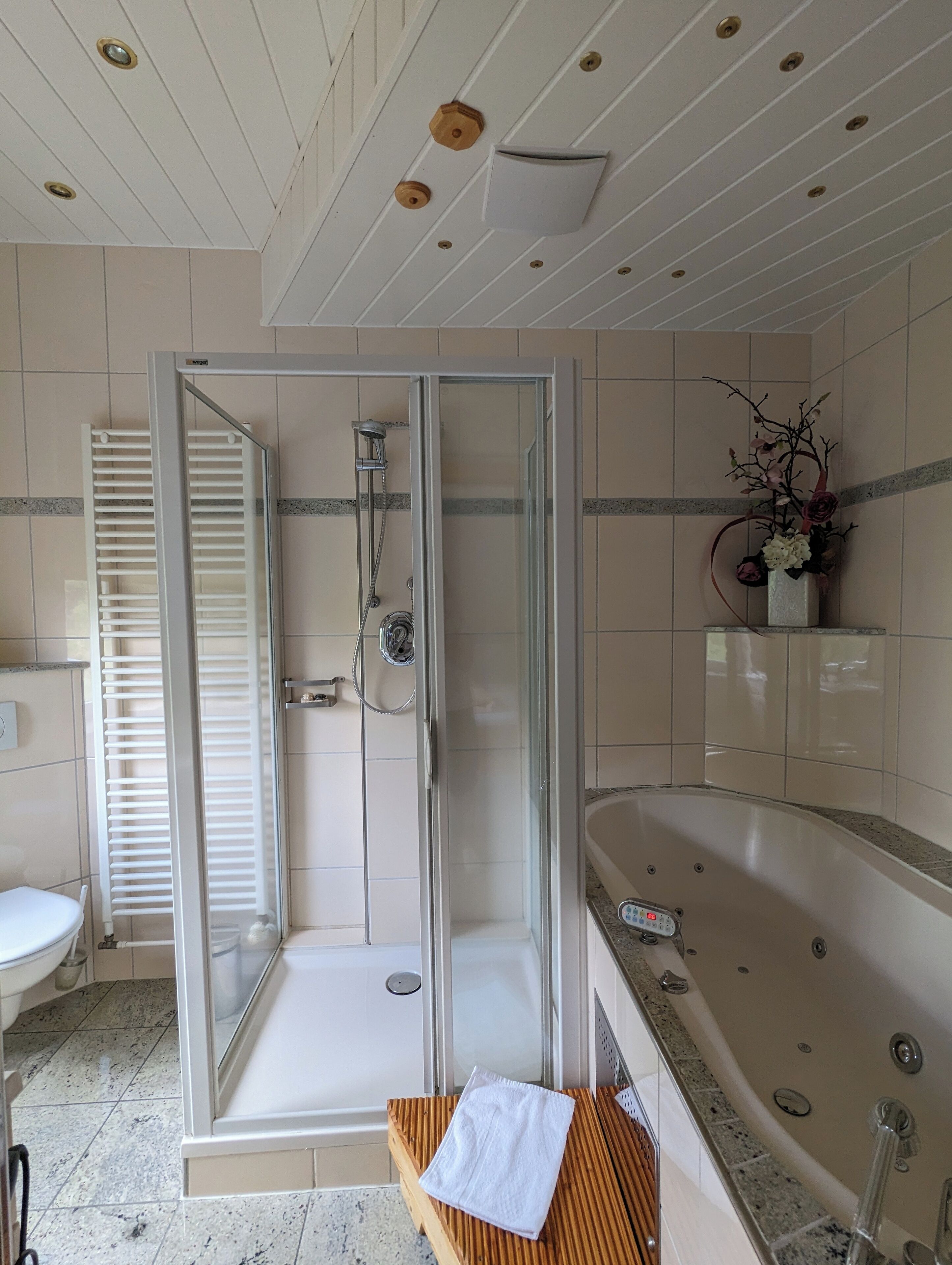 Basic-Vierbettzimmer | Badezimmer | Haartrockner, Handtücher, Seife, Toilettenpapier