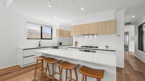 Fridge, microwave, oven, stovetop - Green Keepers Lodge - Point Lonsdale (Point Lonsdale)