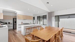 Fridge, microwave, oven, stovetop - Green Keepers Lodge - Point Lonsdale (Point Lonsdale)