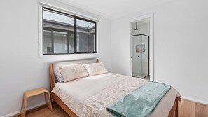 5 habitaciones, tabla de planchar con plancha, cuna de viaje y wifi 