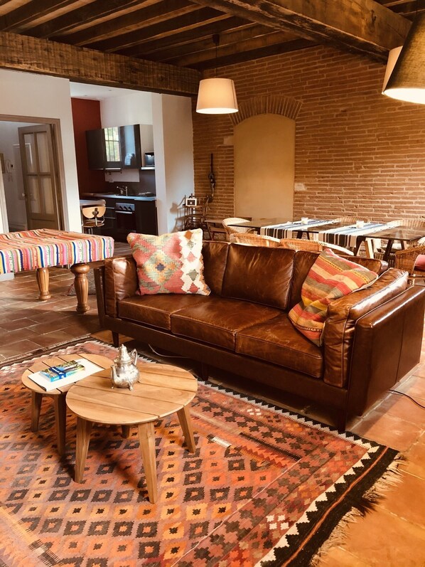 Tv, dvd-afspiller, bordtennisbord