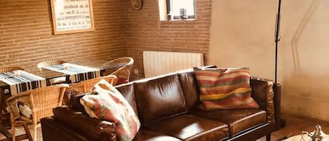 TV, lettore DVD, tavolo da ping pong