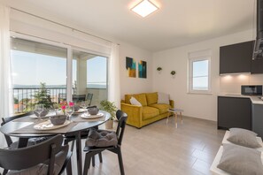 Deluxe Apartment 2 | Living area | 55-inch LED TV with digital channels, TV - Apartments Moon (Crikvenica)