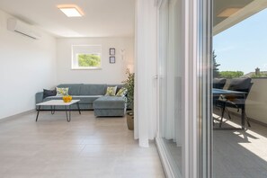 Deluxe Apartment 1 | Living area | 55-inch LED TV with digital channels, TV - Apartments Moon (Crikvenica)