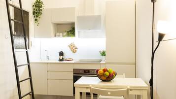 Monolocale City | Cucina privata | Frigorifero con congelatore, forno, piano cottura