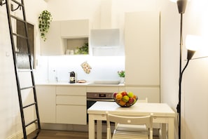 City-Studio | Eigene Küche | Großer Kühlschrank, Ofen, Herdplatte, Espressomaschine