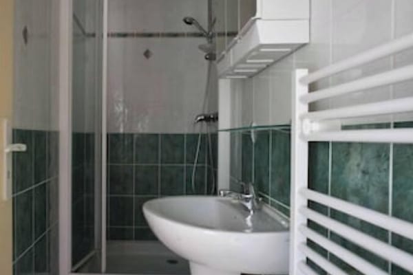 Douche, serviettes fournies