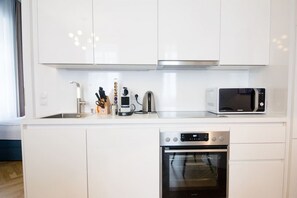 Kühlschrank, Mikrowelle, Ofen, Herdplatte