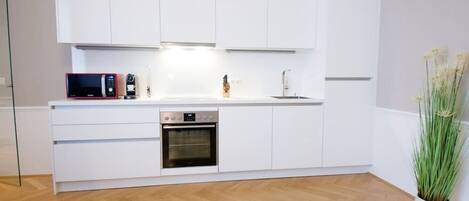 Kühlschrank, Mikrowelle, Ofen, Herdplatte