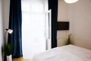 2 chambres, fer et planche à repasser, lit de bébé portatif