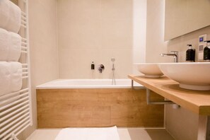 Sèche-cheveux, serviettes fournies, savon, shampoing