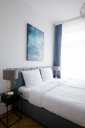 3 quartos, ferros/tábuas de passar roupa, berço de viagem