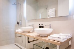 Secador de cabelo, toalhas de banho, sabonete, shampoo