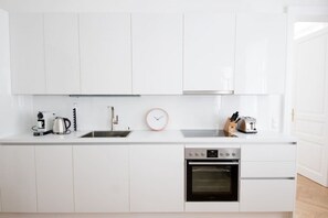 Réfrigérateur, four à micro-ondes, un four, surface de cuisson
