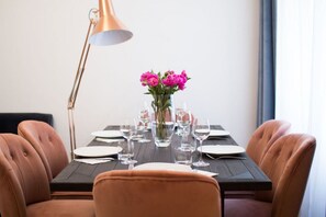 Dining - Two-Bedroom Apartment - Naschmarkt (Vienna)