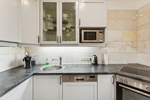 Fridge, oven, stovetop, coffee/tea maker