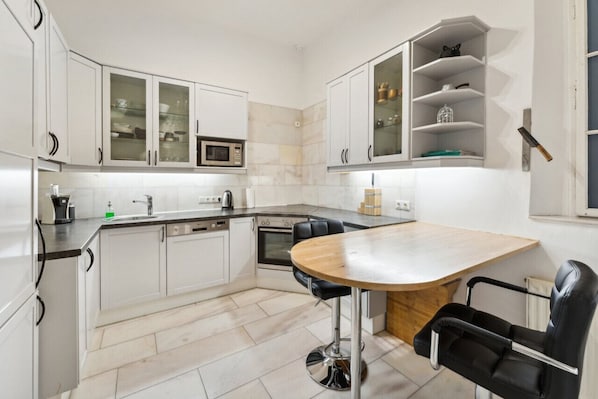 Fridge, oven, stovetop, coffee/tea maker
