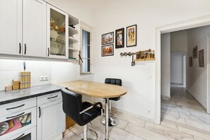 Fridge, oven, stovetop, coffee/tea maker - 2 Bedrooms Apart near Mariahilferstraße (Vienna)
