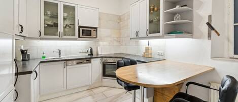 Réfrigérateur, four, plaque de cuisson, cafetière/bouilloire