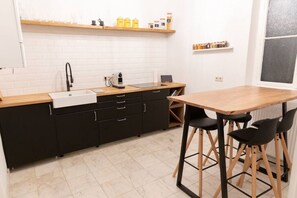 Stovetop, coffee/tea maker, cookware/dishes/utensils, dining tables