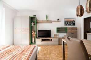 Iron/ironing board, WiFi, bed sheets