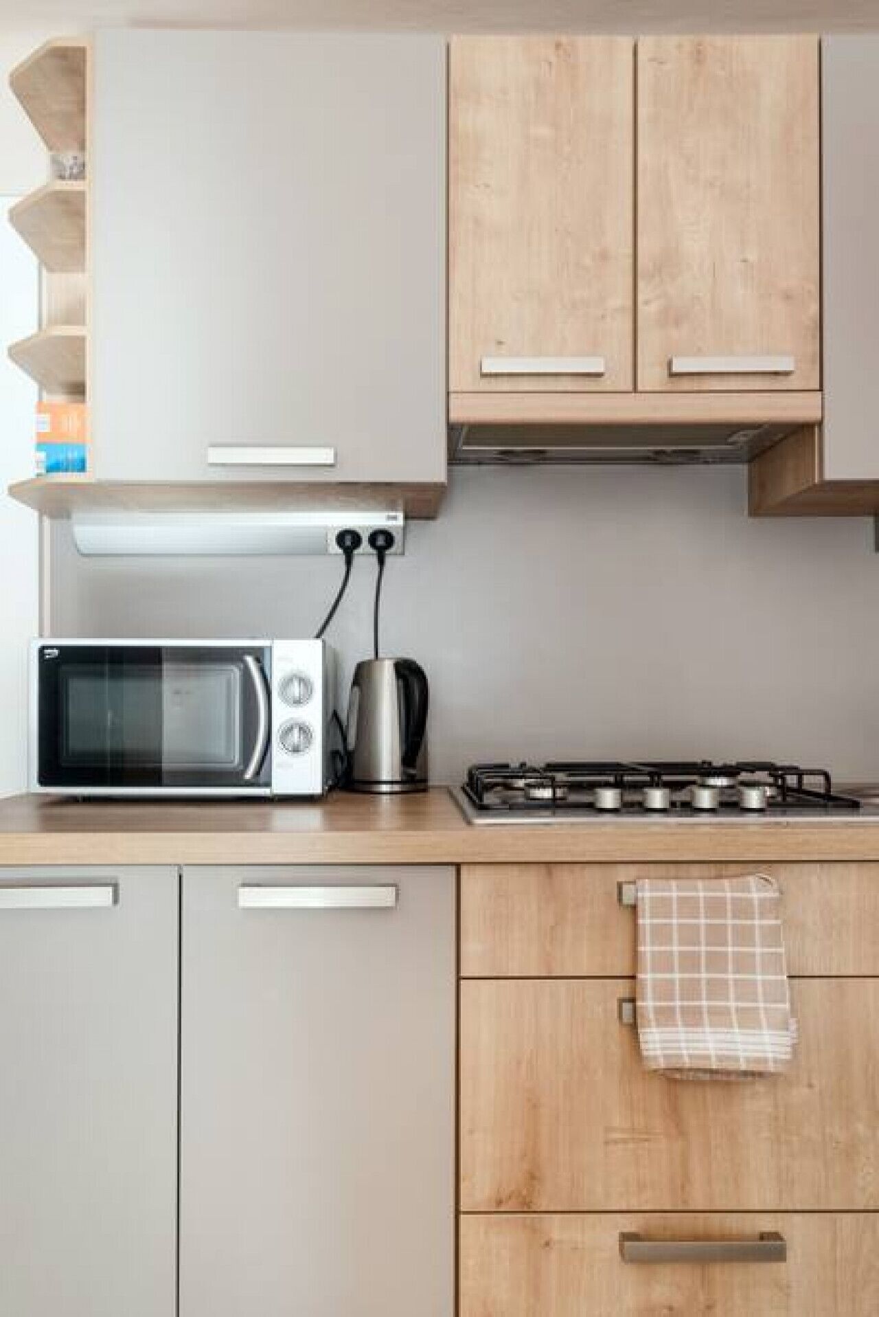 Kühlschrank, Mikrowelle, Herdplatte, Wasserkocher mit Kaffee-/Teezubehör