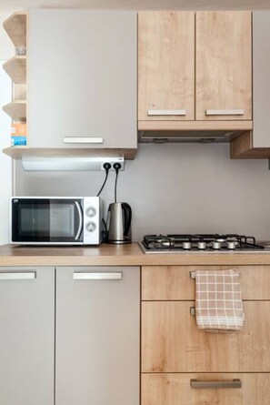 冷蔵庫、電子レンジ、コンロ、コーヒー / ティーメーカー