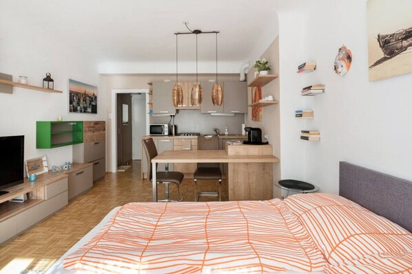 Iron/ironing board, WiFi, bed sheets - Cosy apartment near VIC (UNO City) (Vienna)