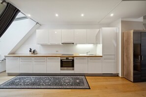 Frigorífico, microondas, horno y placa de cocina