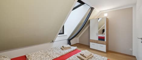 3 bedrooms, desk, free WiFi, bed sheets