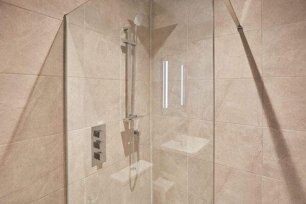 Shower, hair dryer, towels, soap - Host & Stay | 2 Maritime Apartments (Scarborough)