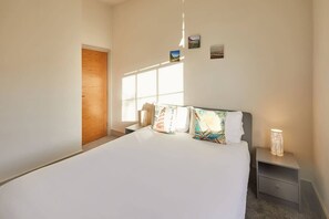 2 chambres, fer et planche à repasser, lit de bébé portatif