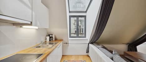 Fridge, oven, stovetop, dishwasher