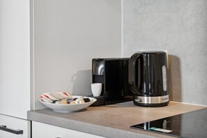 Jääkaappi, uuni, liesi, kahvin-/teenkeitin