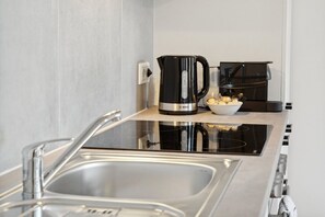 Fridge, oven, stovetop, coffee/tea maker