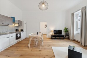 Fridge, oven, stovetop, coffee/tea maker