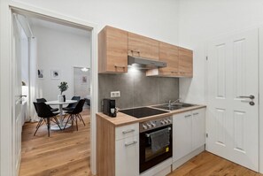 Kühlschrank, Mikrowelle, Ofen, Herdplatte