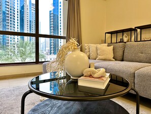 クラシック アパートメント | リビング エリア | 58 インチのスマートテレビ (ケーブル放送視聴可)、テレビ