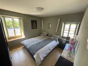 5 bedrooms, WiFi - Gites for 10 people in the heart of Mayenne (Château-Gontier-sur-Mayenne)