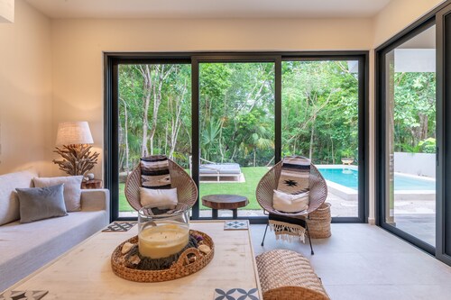 Zen inspirated villa in jungle setting with AC, internet and pool!