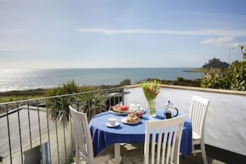 Charming cottage, spectacular uninterrupted sea views of Bay & St Michaels Mount