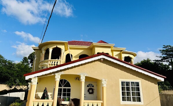 Exterior - The Rest Stop A- 24 Hrs Security- 15 Mins from airport (Montego Bay)