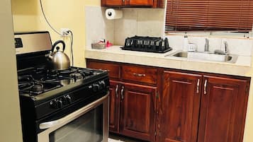 雪櫃、微波爐、焗爐、爐具