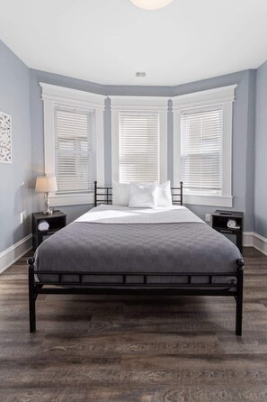 12 bedrooms, desk, WiFi, bed sheets