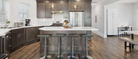 Full-sized fridge, microwave, oven, stovetop