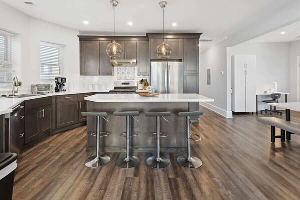 Full-sized fridge, microwave, oven, stovetop