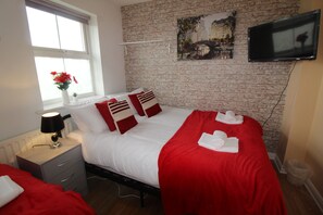 Blackout drapes, iron/ironing board, free WiFi - Harriers Grove House (Sutton-in-Ashfield)