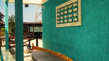 35-tommers LCD-tv med kabelkanaler